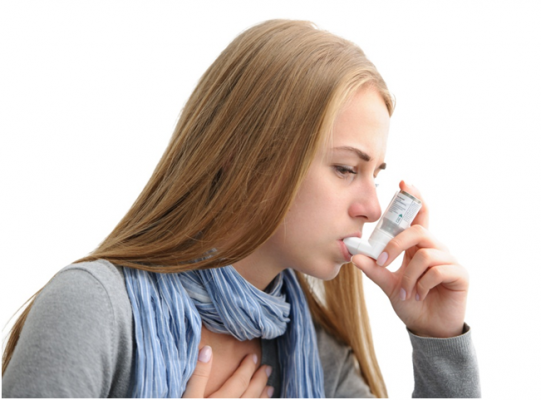 Người bệnh hen suyễn cần mang theo bình xịt khí quản bên mình khi du xuân