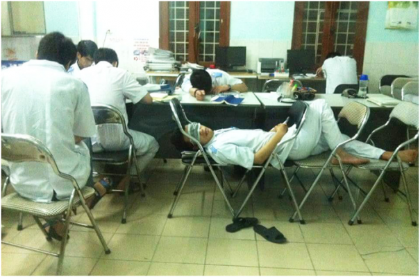 Giấc ngủ tranh thủ của sinh viên y khoa trực đêm tại bệnh viện