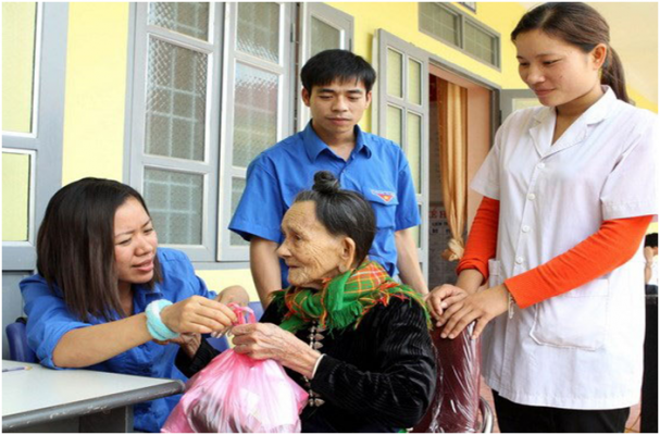 Sinh viên y khoa tham gia khám sức khỏe tình nguyện